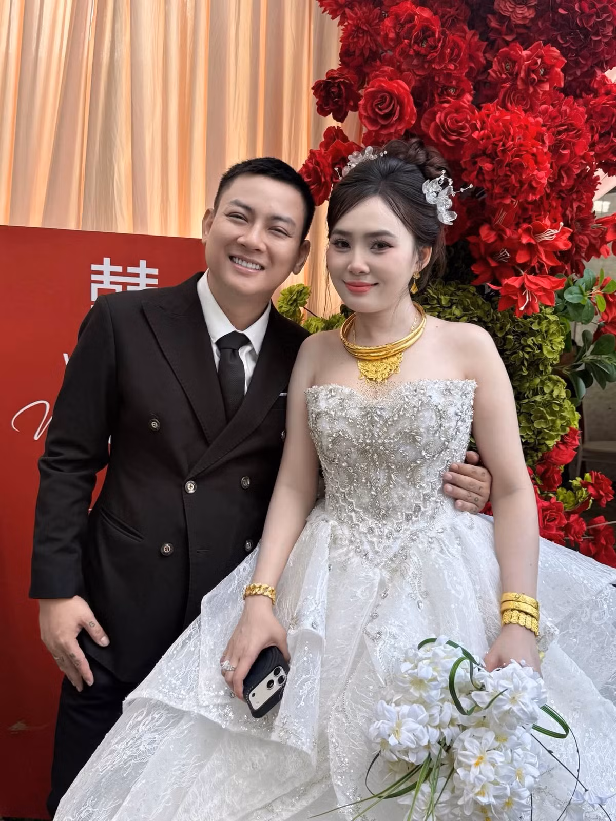 Theo Tiền Phong, vợ Hoài Lâm tên đầy đủ Nguyễn Thị Ngọc Trinh, sinh năm 2004, tên gọi thân mật ở nhà là Thư. Cô không hoạt động trong ngành giải trí. Trước lễ cưới, cặp đôi công khai bộ ảnh cưới và những khoảnh khắc bên nhau.