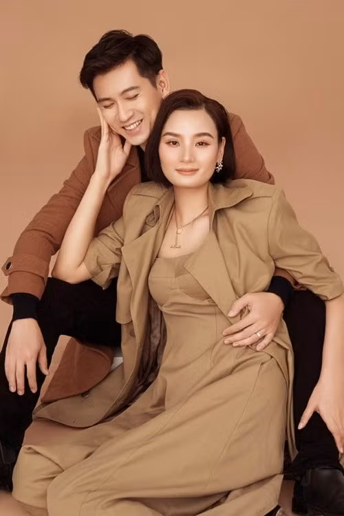 Tháng 10/2025, Đỗ An chúc mừng sinh nhật Lê Thúy: "Chúc em một tuổi mới luôn hạnh phúc, luôn giữ được bản lĩnh và trái tim nồng nhiệt ấy. Và dù thế giới có xoay thế nào, hãy cứ là chính em, ấm áp và mạnh mẽ, để khiến người bên cạnh thấy mình may mắn khi có em trong cuộc đời". Ảnh: FB Đỗ An.