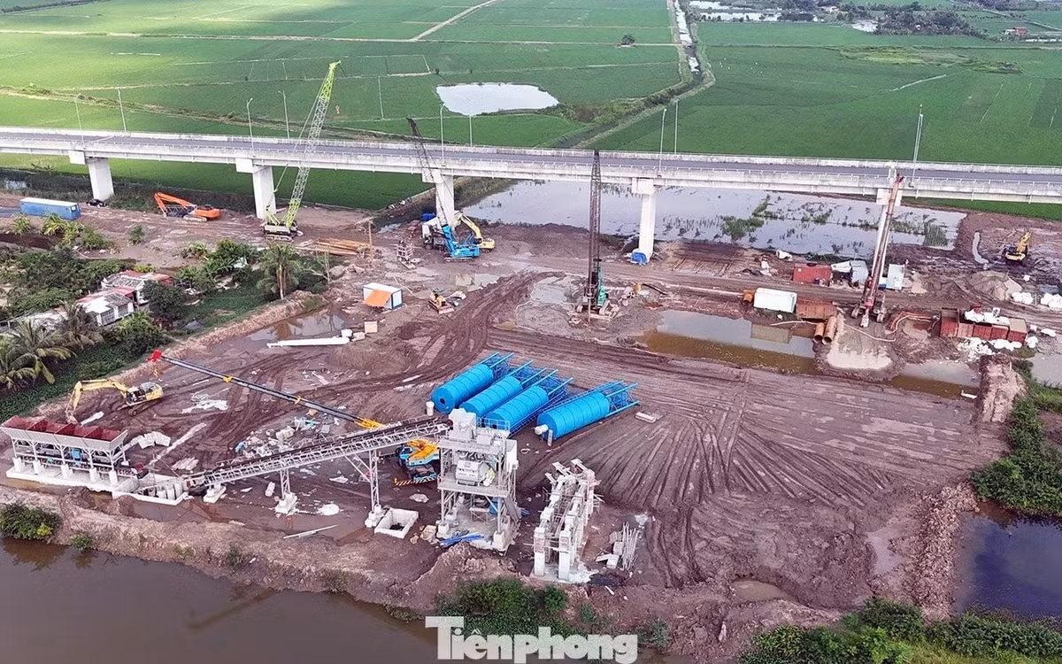 Cầu Văn Úc giai đoạn 2 được thiết kế bằng bê tông dự ứng lực với chiều dài 2.217 m, bề rộng 22,75 m, chạy song song với cầu Văn Úc giai đoạn 1.