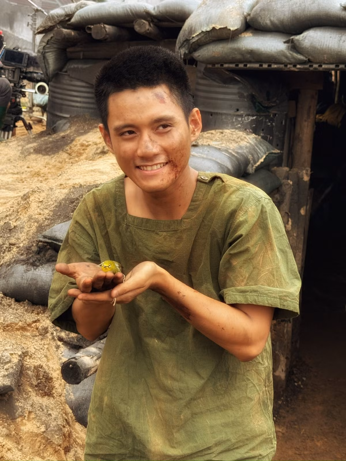 Đóng vai Tú trong Mưa đỏ, Nguyễn Đình Khang đăng tải một số hình ảnh bên chú chim vành khuyên. Ảnh: FB Đình Khang.