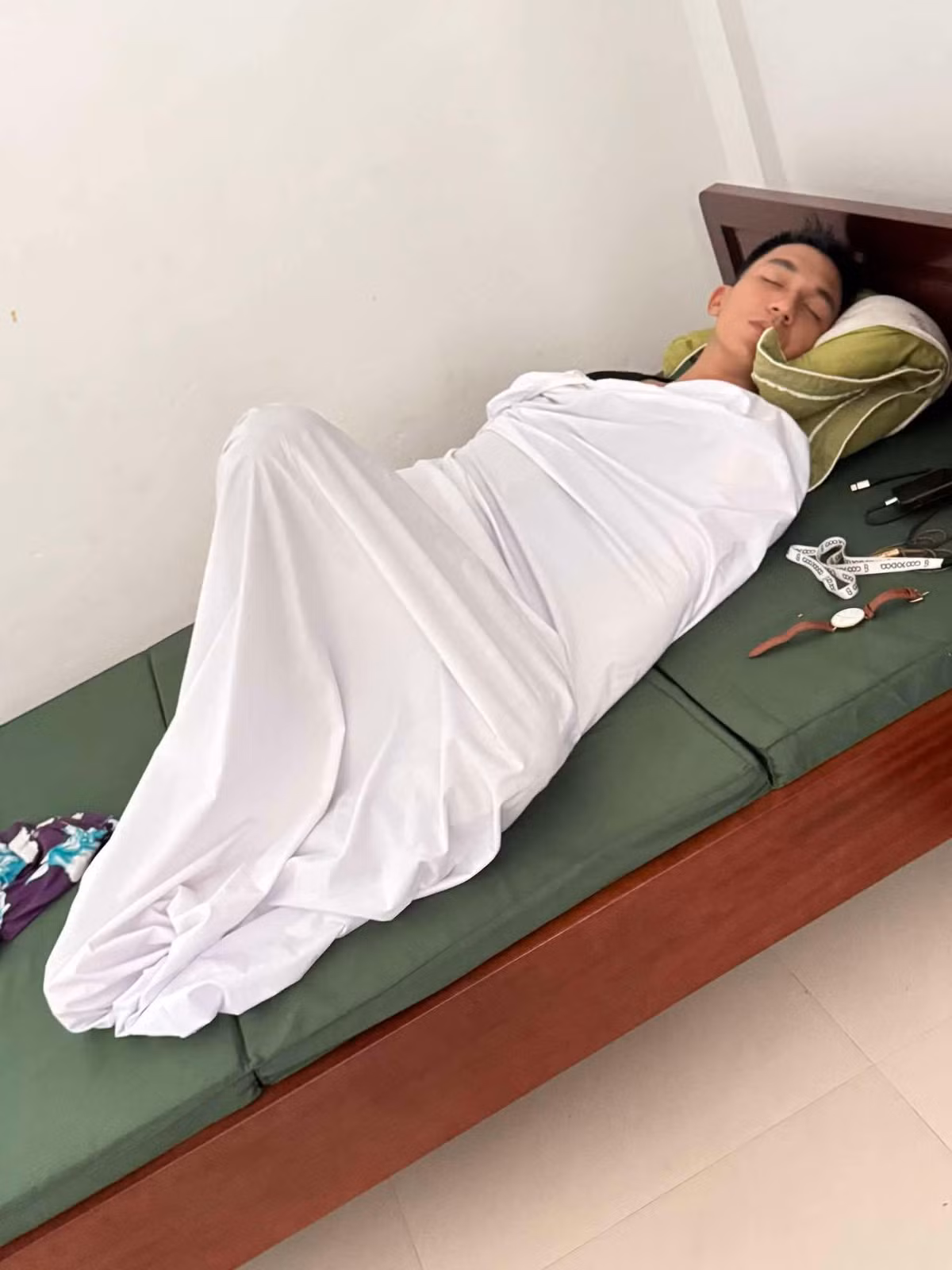 Chia sẻ hình ảnh Đỗ Nhật Hoàng tranh thủ chợp mắt giữa các cảnh quay, Đình Khang viết: "Bé này ngủ ngon nhất". Ảnh: FB Đình Khang.