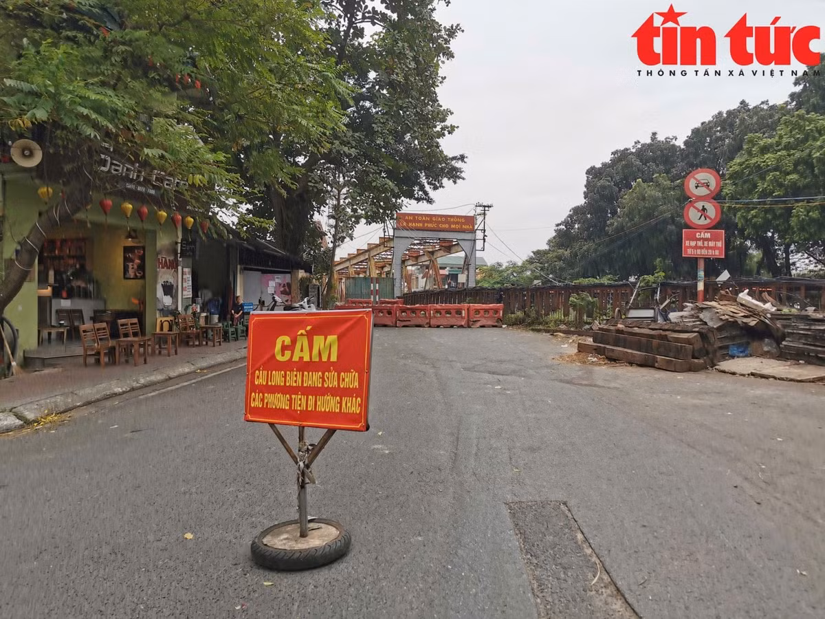 Đầu cầu Long Biên được rào chắn để sửa chữa định kỳ.