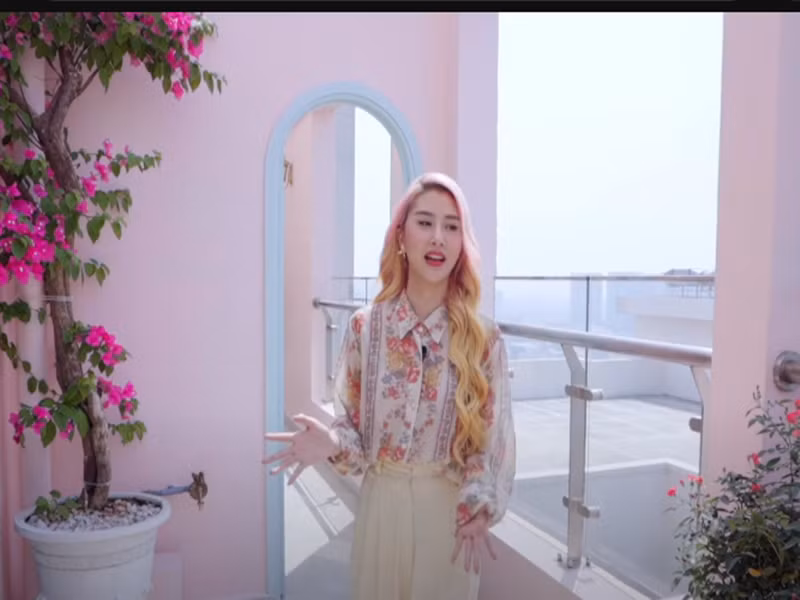 Nữ diễn viên trồng nhiều loại hoa ở ban công. Ảnh: FB Quỳnh Anh Shyn.