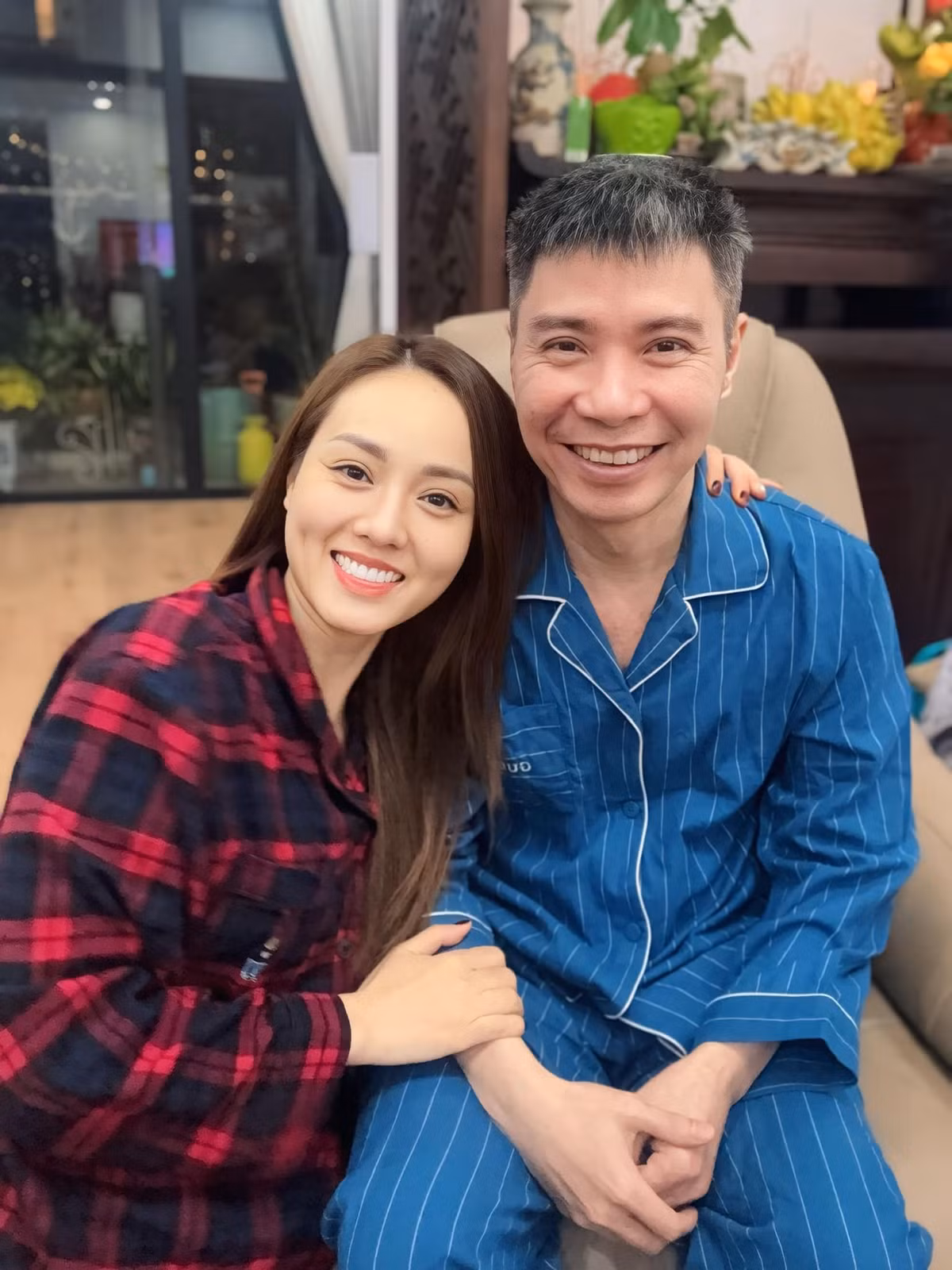 "Anh Lý hay mình cũng đều sợ bệnh viện. Có lẽ, ai từng có thời gian nằm viện lâu cũng đều có sự ám ảnh. Anh Lý rất yếu lòng và mong manh như em bé mới lớn vậy", Ngọc Hà viết trên trang cá nhân. Ảnh: FB Ngọc Hà.