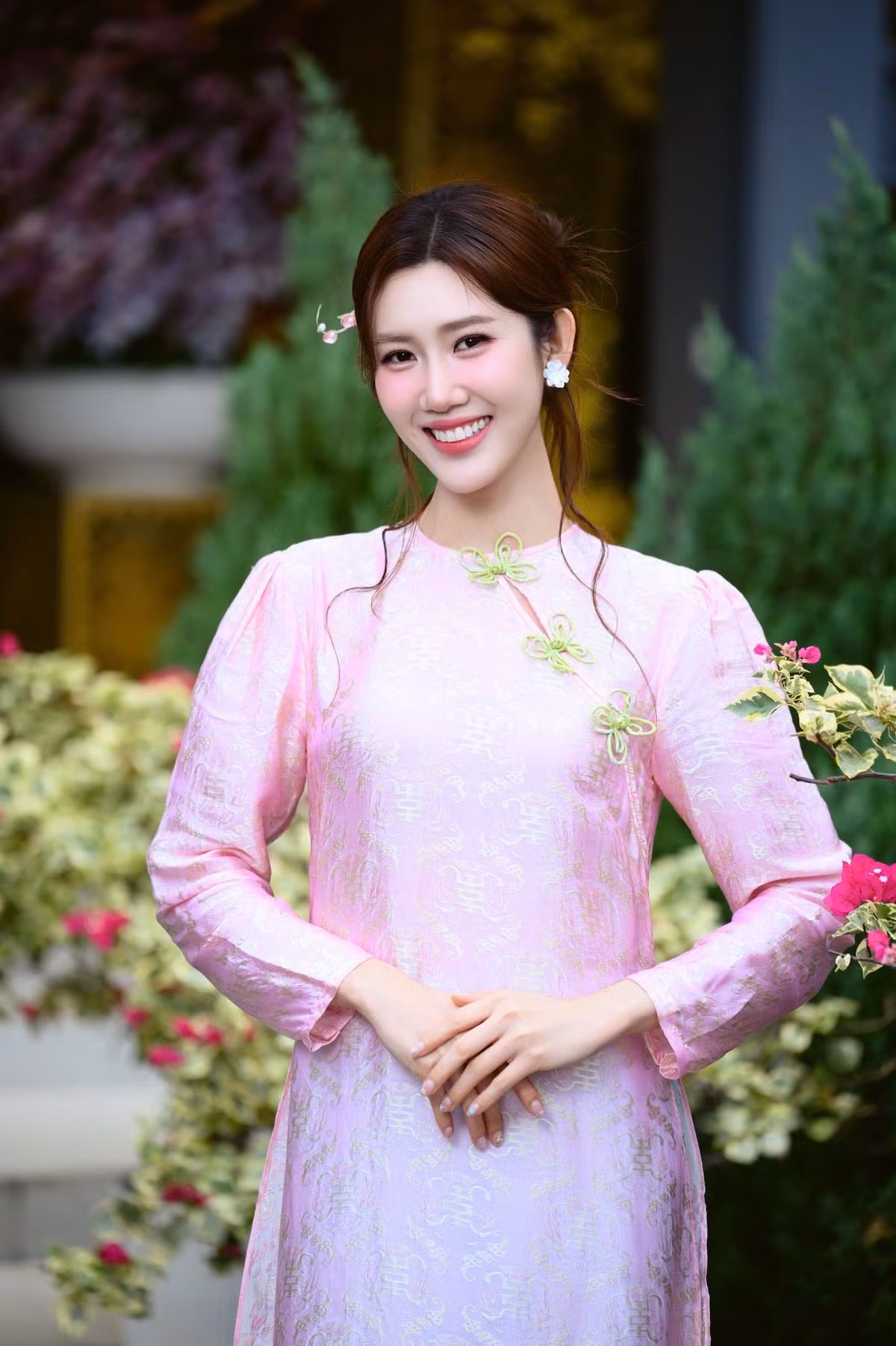 Thúy Ngân tham gia nhiều phim truyền hình nhưng phải đến vai Hân trong Gạo nếp gạo tẻ (2018), tên tuổi của cô mới thực sự gây chú ý. Sau đó, cô tiếp tục ghi dấu ấn qua loạt phim truyền hình ăn khách như Cây táo nở hoa, Nữ chủ, 7 năm chưa cưới sẽ chia tay. Ảnh: FB Thúy Ngân.
