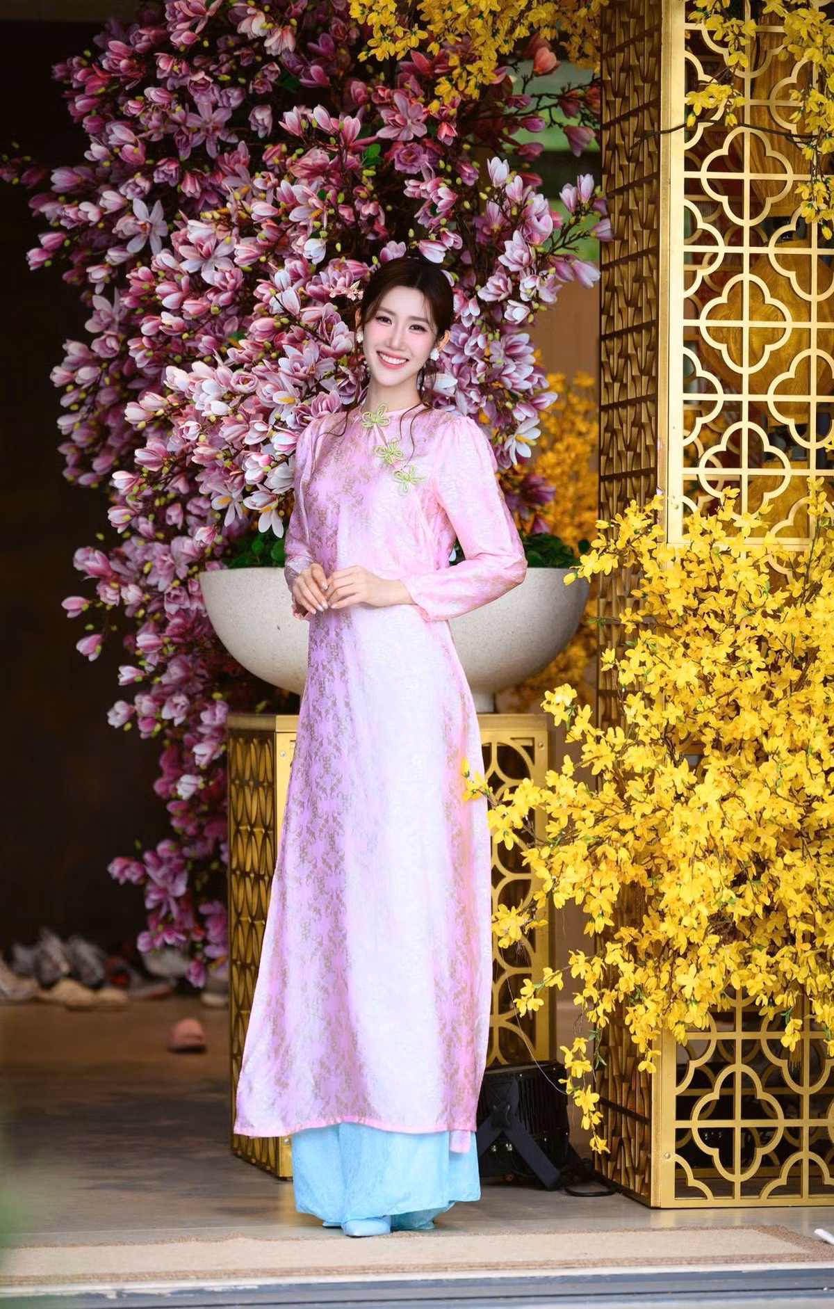 Mặc áo dài gam màu hồng xanh, diễn viên Thúy Ngân ấn tượng với vẻ đẹp dịu dàng, thanh lịch và đậm chất Á Đông. Ảnh: FB Thúy Ngân.