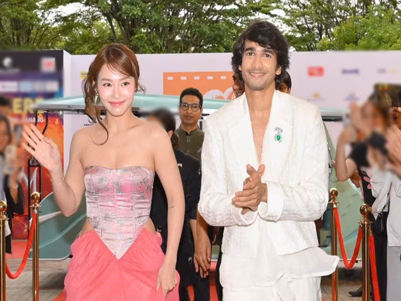 Khả Ngân và Shantanu Maheshwari nói tiếng Anh hoàn toàn trong phim Love in Vietnam. Ảnh: Vietnamnet.