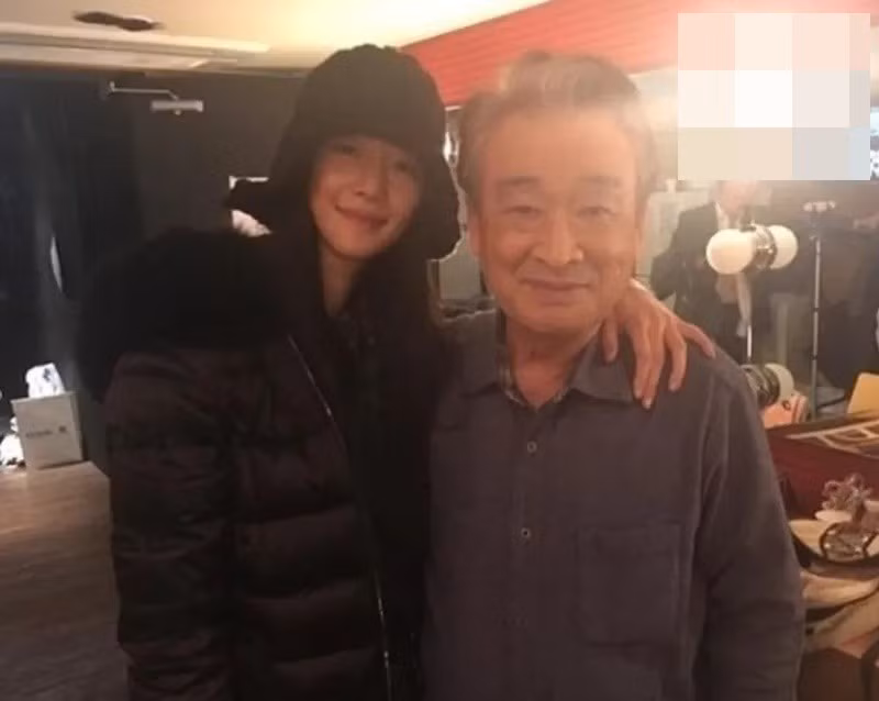 Diễn viên Seo Ye Ji đăng tải loạt ảnh bên nghệ sĩ Lee Soon Jae đồng thời bày tỏ sự tiếc thương trước sự ra đi của người thầy mà cô kính trọng, yêu thương. Seo Ye Ji viết: “Con xin cảm ơn thầy. Con sẽ nhớ mãi thầy”. Ảnh: Instagram Seo Ye Ji.