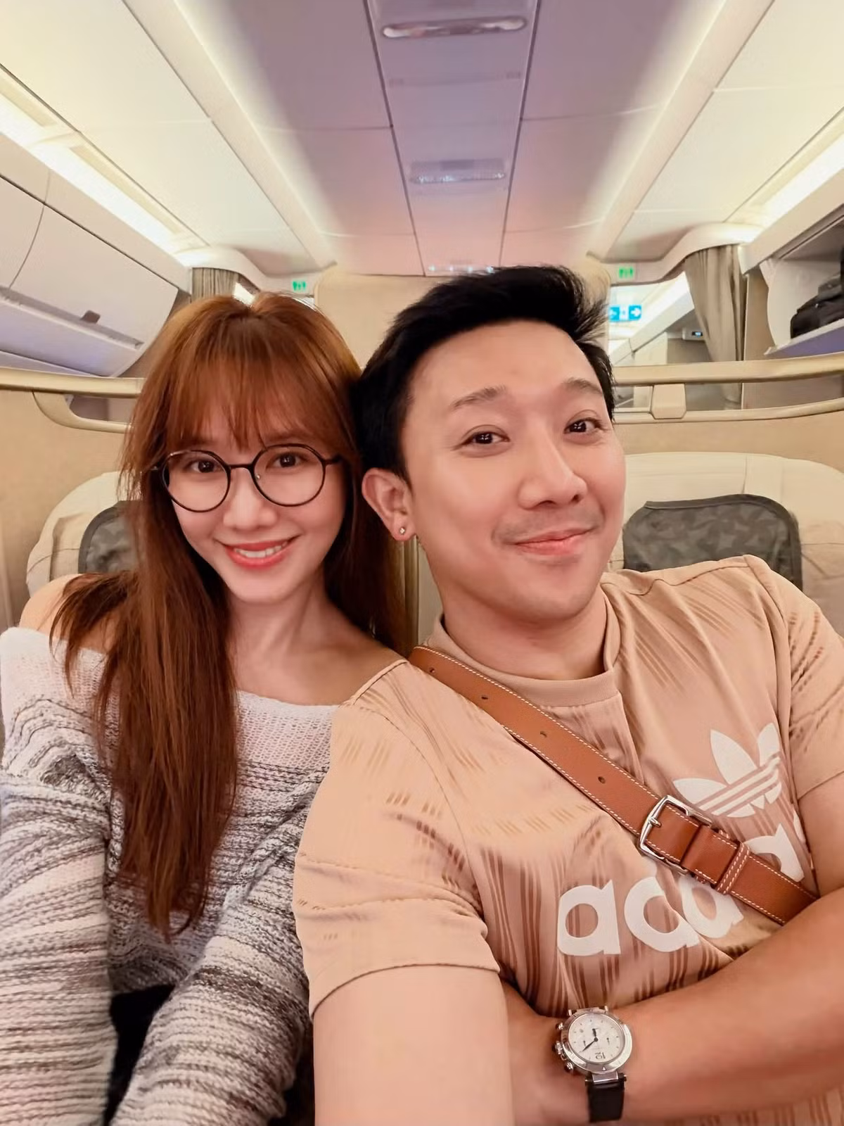 MC Trấn Thành cho biết đã hoàn tất ghi hình ba dự án lớn trong cùng một tuần, gồm “Running man”, “Tinh hà say hi” và “Em 2027”. Khép lại lịch làm việc dày đặc, anh dự định đưa Hari Won đi du lịch để nghỉ ngơi. Ảnh: FB Trấn Thành.