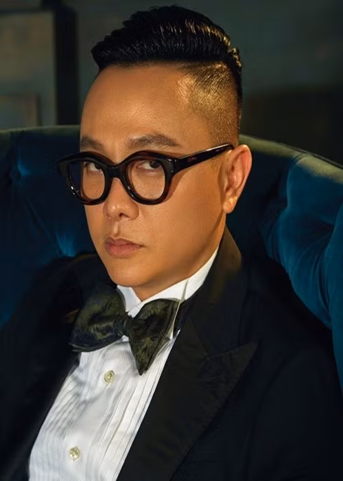 Công Trí từng úp mở về việc lập gia đình. “Nếu mà tôi nói có gia đình thì có ai tin đâu. Thật ra gia đình nhỏ là điều ai cũng mong. Tuy nhiên, có người thực hiện được và có người chưa thực hiện được. Lại có người được khoe và có người lại không được khoe”, Người Lao Động dẫn lời nam thiết kế. Ảnh: Đẹp.