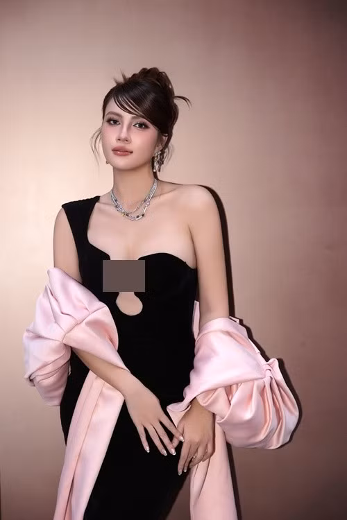 Sự thay đổi trong lối trang điểm cũng như phong cách thời trang cũng góp phần tôn lên nhan sắc của Minh Nhàn.