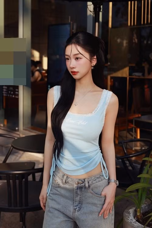 Phong cách đời thường của nữ diễn viên hướng đến sự tối giản nhưng vẫn tôn vóc dáng. Thiết kế áo ôm kết hợp quần jeans mang đến hình ảnh trẻ trung, gần gũi hơn so với những lần xuất hiện trên thảm đỏ.