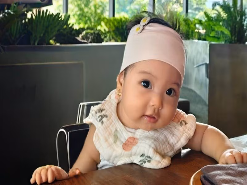 Có lúc, bé Harley tròn xoe mắt ngơ ngác, đúng chất một em bé đang tò mò khám phá thế giới xung quanh. Ảnh: FB Tuấn Khôi.