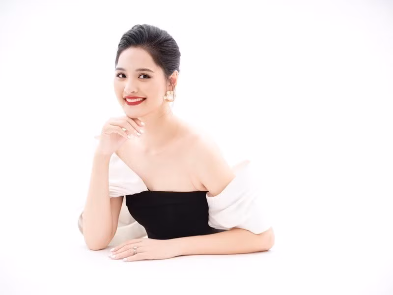 Ở tuổi 39, Hoa hậu Hương Giang được nhận xét ngày càng mặn mà, đằm thắm. Sự viên mãn trong cuộc sống gia đình dường như góp phần tạo nên thần sắc rạng rỡ của cô ở thời điểm hiện tại.