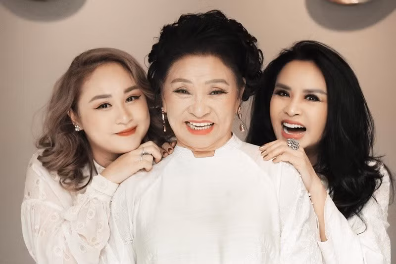 Thiện Thanh thường xuyên xuất hiện bên mẹ và bà ngoại. Ảnh: FB Thanh Lam.