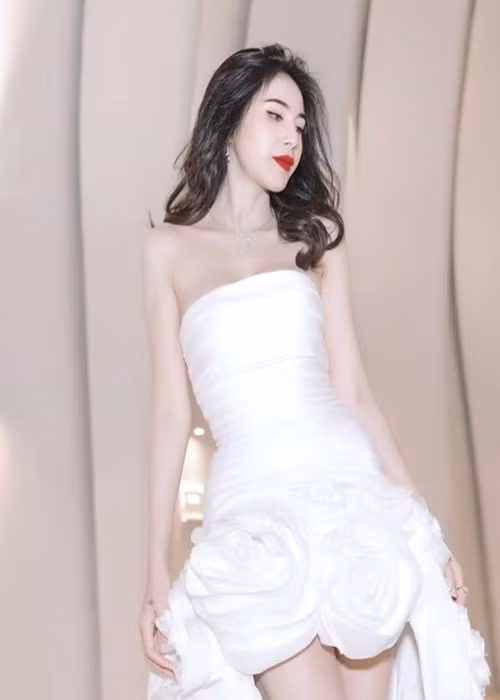 Thủy Tiên cho biết, nếu ai không đồng tình với kết quả điều tra hoặc có chứng cứ chứng minh cô ăn chặn tiền từ thiện, có thể gửi đơn cho cơ quan chức năng để điều tra. Ảnh: FB Thủy Tiên.