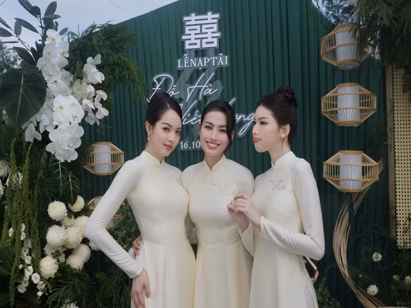 Thanh Thủy chụp ảnh kỷ niệm cùng 2 á hậu: Minh Thư và Ngọc Thảo. Ảnh: FB Thanh Thủy.