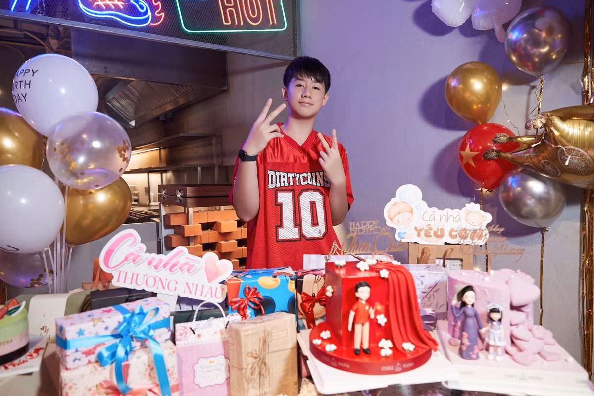 Con trai Lê Phương có chiều cao gần 1m8.
