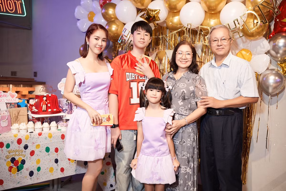 Bố mẹ đẻ của Lê Phương cũng xuất hiện trong tiệc sinh nhật.