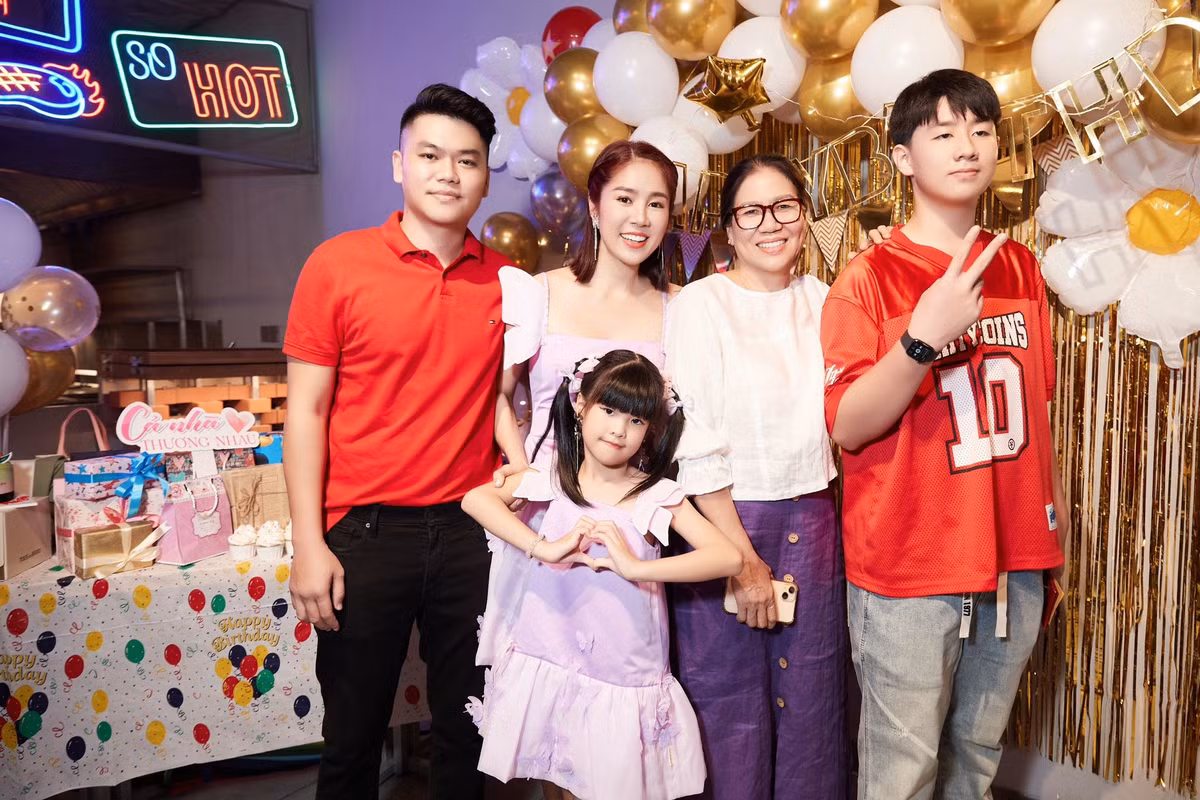 Mẹ chồng của Lê Phương tươi tắn, dự tiệc sinh nhật.