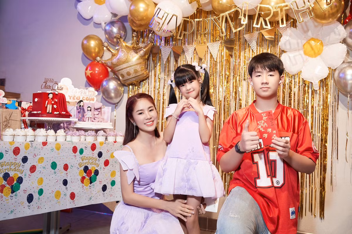 Lê Phương và con gái Bông sinh nhật vào tháng 8 còn cậu con trai Cà Pháo của nữ diễn viên chào đời vào ngày 2/9 năm 2012.