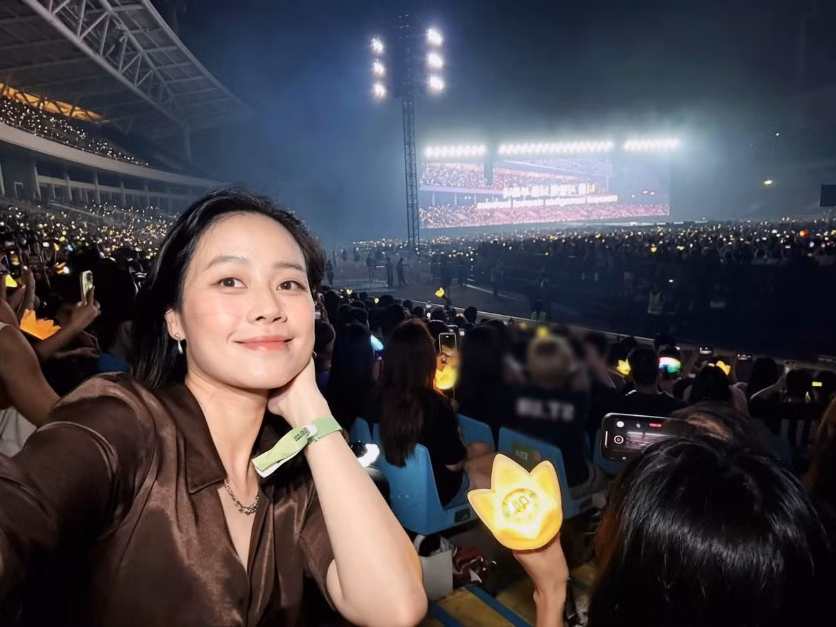 MC Phí Linh bày tỏ sự hào hứng trước không khí tại Mỹ Đình. Cô viết: “Bầu trời lộng gió Mỹ Đình 2 hôm nay đón tiếp các bạn ổn quá phải không? Kính nể các bạn thật đấy! Xao xuyến quá đi thôi. Cảm ơn người chị màu hồng của tôi đã dành tặng vé”.