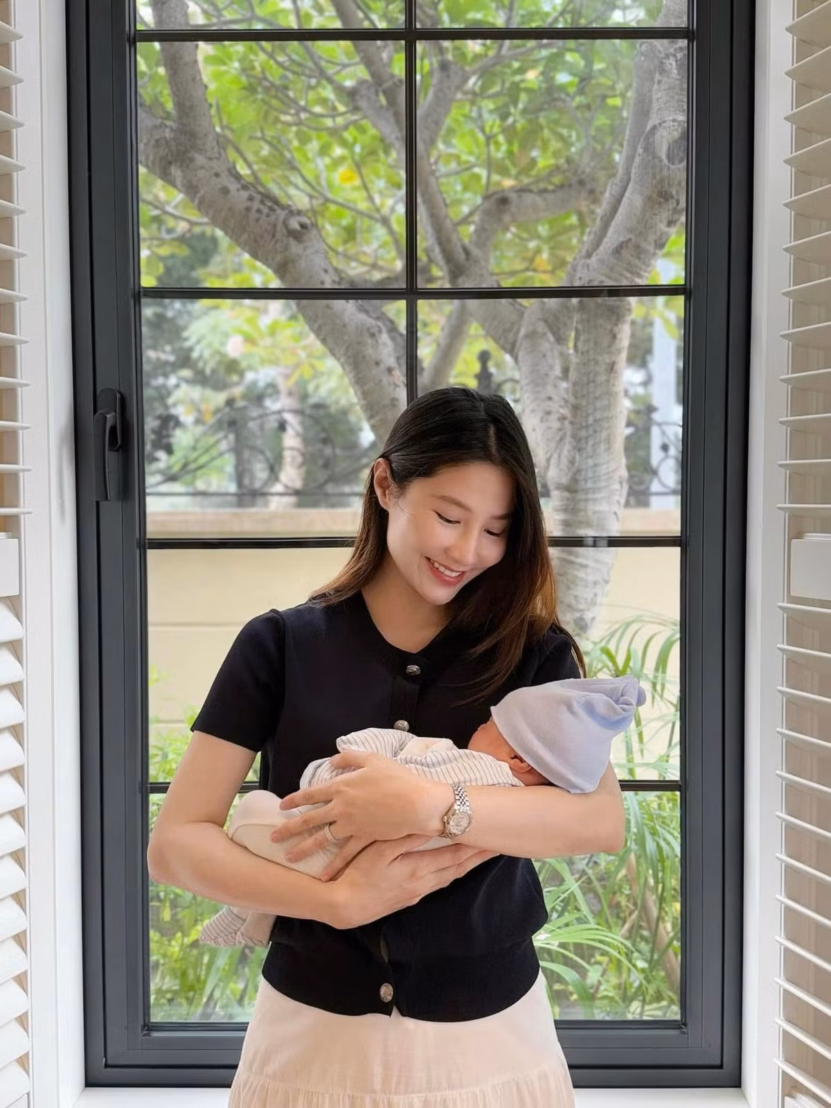 Hiện tại, vợ chồng Diễm My 9X sống trong căn biệt thự trắng sang trọng, không gian tối giản, tinh tế. Ảnh: FB Diễm My 9X.
