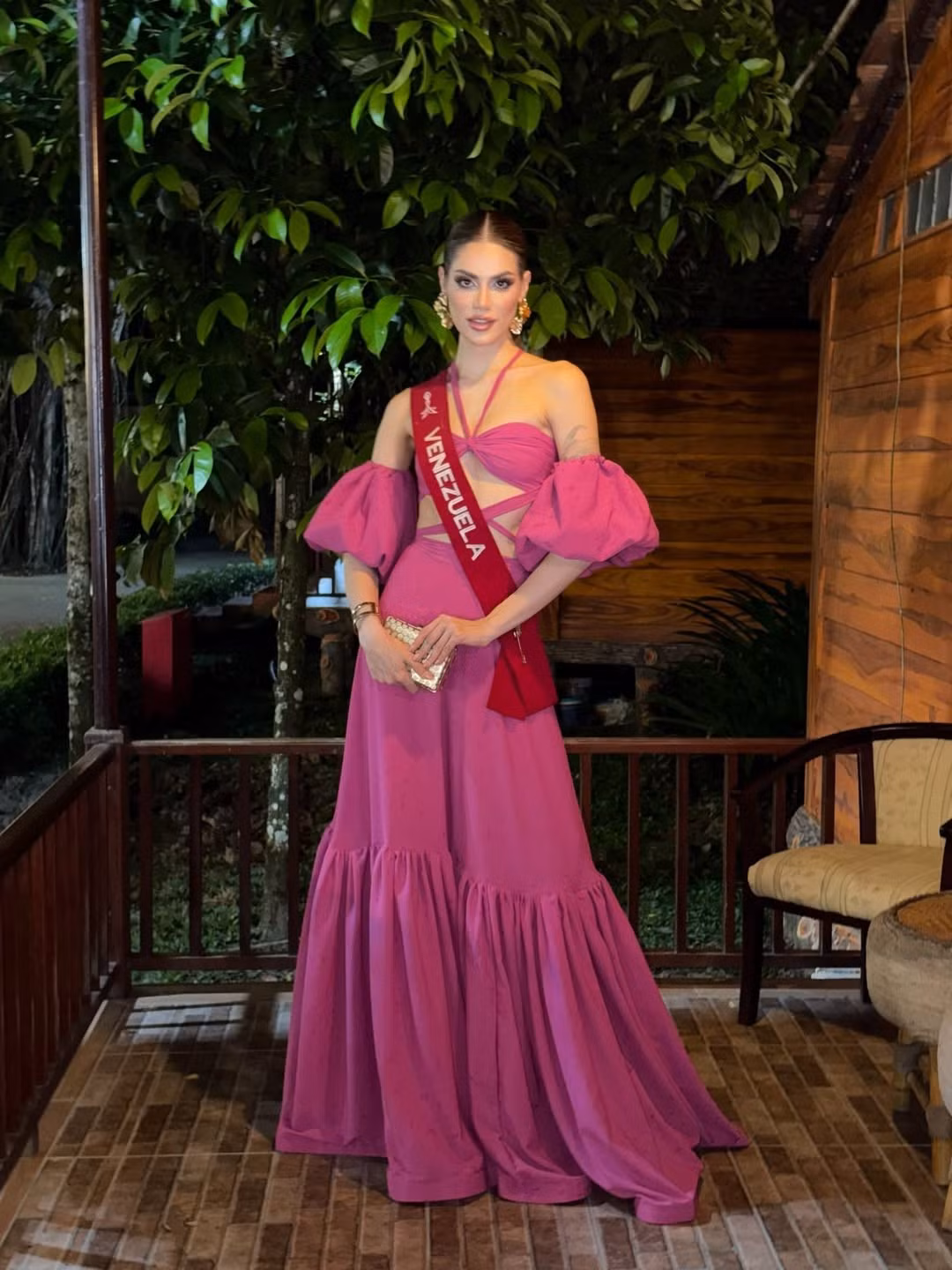 Anna trả lời: "Tôi nghĩ ngày nay các hoa hậu không chỉ đơn thuần là biểu tượng sắc đẹp. Chúng tôi xem đây là sự nghiệp, trải nghiệm và những giá trị đã hình thành nên con người mình. Tất nhiên, các hoạt động từ thiện và quyên góp luôn rất quan trọng, nhằm khuyến khích mọi người chung tay cho những giá trị và mục tiêu mà chúng tôi theo đuổi. Nhưng xuất thân và nền tảng riêng biệt đã giúp chúng tôi tạo ra sự thay đổi theo cách riêng...Ảnh: Instagram Anna Blanco.