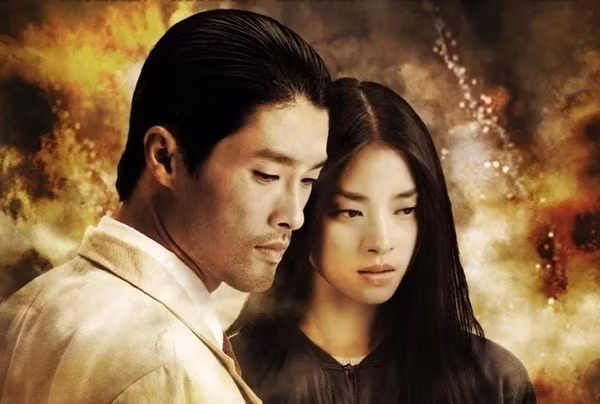 Trong Dòng máu anh hùng, Johnny Trí Nguyễn vào vai Cường - tên sĩ quan cao cấp, võ nghệ cao cường chuyên lùng và tiêu diệt quân nổi dậy. Cường làm nội gián, giải cứu Thúy để lấy lòng tin của Thúy. Thế nhưng sau đó, Cường dần dần bị chinh phục bởi tình yêu đất nước của Thúy. Ảnh: Znews.