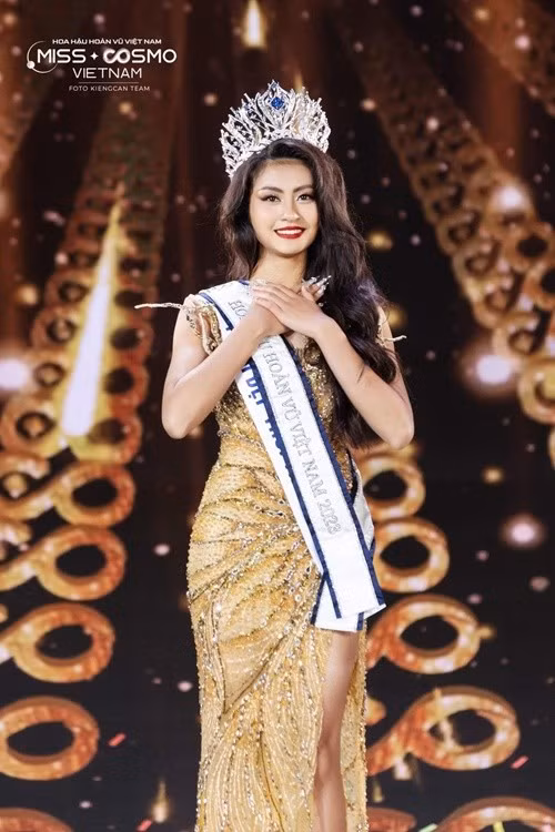 Người đẹp cho biết: "Tôi còn nhớ tâm nguyện của mình sau đăng quang chính là sử dụng tiếng nói và sức ảnh hưởng của một đương kim Hoa hậu Hoàn bũ Việt Nam để truyền cảm hứng đến các bạn trẻ. Tôi biết đâu là những gì mình có nhưng lại chưa tìm được cách tốt nhất để cho đi. Có lẽ, đây cũng là mục tiêu và động lực mới để tôi tiếp tục trau dồi bản thân nhiều hơn, hành động nhiều hơn để lan tỏa sức ảnh hưởng của mình". Ảnh: FB Xuân Hạnh.