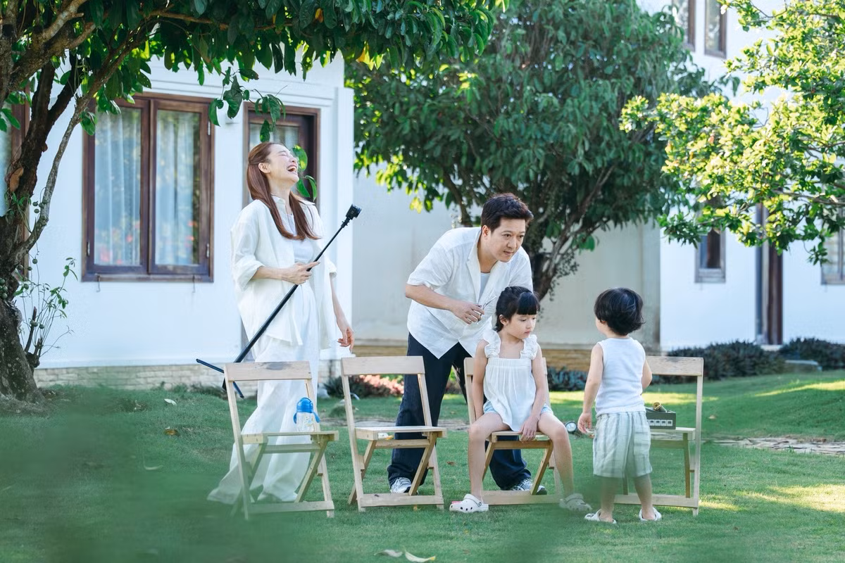 Những nụ cười rạng rỡ của Nhã Phương khi nhìn chồng con vui đùa chính là minh chứng rõ nhất cho sự viên mãn. Ảnh: FB Trường Giang
