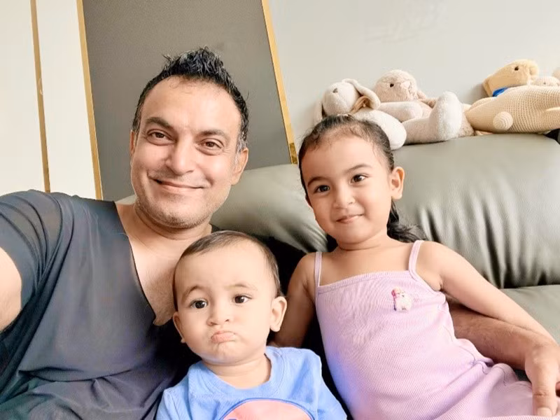 Hai bé Moon và Milo là bản sao nhí của doanh nhân Vikas Chaudhary. Võ Hạ Trâm hài hước cho biết: "Mới 5 năm kinh nghiệm, đã sản xuất ra 2 thành phần sao y bản chính từ mặt mũi đến tóc tai".