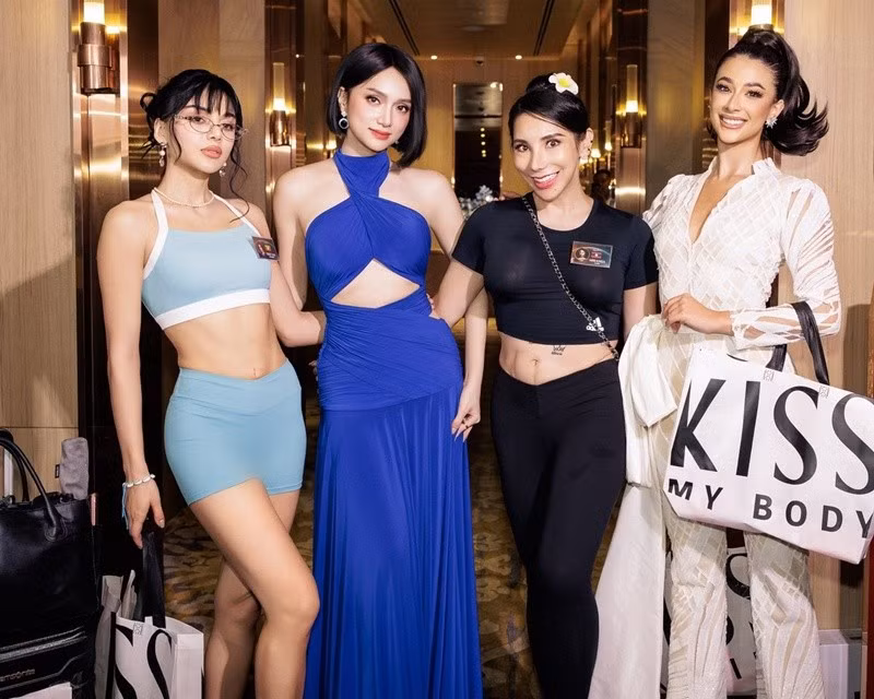 Khi đứng cạnh các thí sinh quốc tế, Hương Giang vẫn nổi bật nhờ chiều cao, tỷ lệ cơ thể cân đối cùng khả năng tạo dáng chuyên nghiệp. Tông xanh đậm cũng giúp làn da trắng sáng của cô thêm nổi bật dưới ánh đèn sự kiện. Ảnh: Instagram Hương Giang.