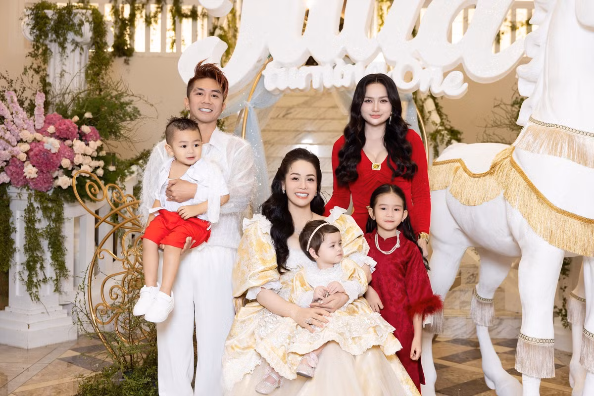 Vợ chồng ca sĩ Khánh Đơn – người mẫu Huỳnh Như đưa hai con đến chúc mừng con gái Nhật Kim Anh tròn 1 tuổi. Ảnh: FB Nhật Kim Anh.