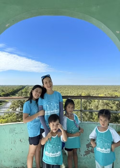 Minh Trang chia sẻ trên Dân Việt, vì mong muốn gia đình luôn tràn ngập tiếng cười con trẻ, vợ chồng cô rất hạnh phúc khi có các con. Trên trang cá nhân, Minh Trang có nhiều bài đăng gây chú ý về bí quyết dạy con, chăm sóc con cái. Ảnh: Phụ Nữ Pháp Luật.