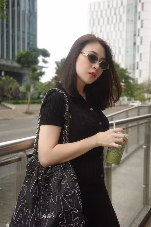 Nhiều năm qua, nữ ca sĩ tập trung kinh doanh. Sau khi kết hôn với Cường Đô la, ngoài các cơ sở kinh doanh riêng, cô còn đồng hành cùng chồng trong công việc. Ảnh: FB Đàm Thu Trang.