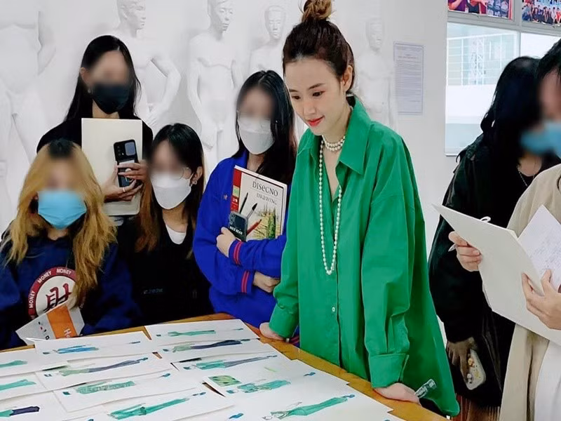 Midu bày tỏ, cô thấy may mắn khi đi dạy, cô chưa bao giờ phải nhận những lời trêu đùa hay khiếm nhã. Người đẹp cho rằng có lẽ một phần do sinh viên lớp thời trang phần lớn là nữ nên lành tính. Ảnh: FB Midu.