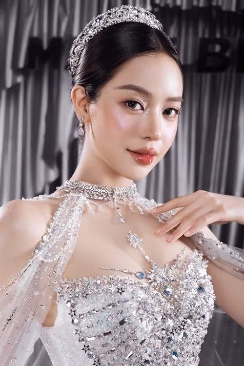 Trên thảm đỏ và tại các sự kiện, Thanh Thủy thường xuất hiện với hình ảnh dịu dàng, lộng lẫy.