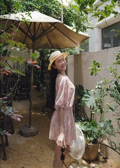 Phong cách thời trang nữ tính tiếp tục là dấu ấn quen thuộc của bà xã Đoàn Văn Hậu. Mỗi lần đăng tải hình ảnh mới, cô đều nhận được nhiều lời khen từ người theo dõi.