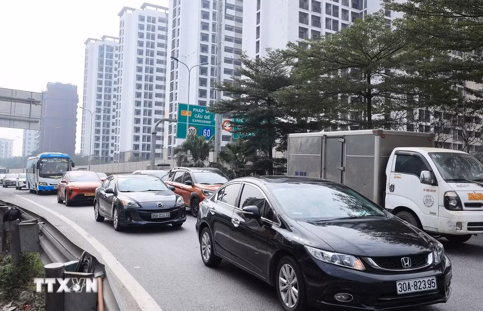 Phương tiện ôtô đổ vao trung tâm thành phố tại cửa ngõ phía Nam mỗi lúc một đông. (Ảnh: Quốc Khánh/TTXVN)