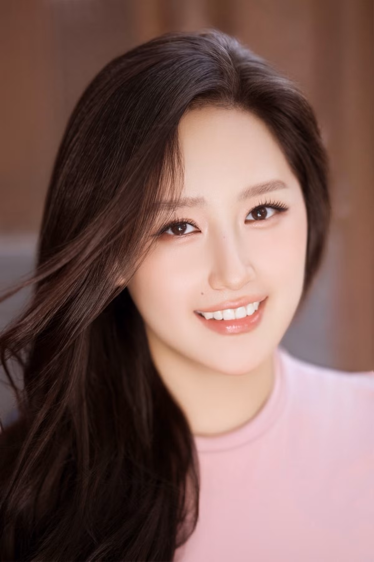 Nụ cười tự nhiên giúp hình ảnh Mai Phương Thúy mang cảm giác gần gũi hơn thay vì quá sắc lạnh.