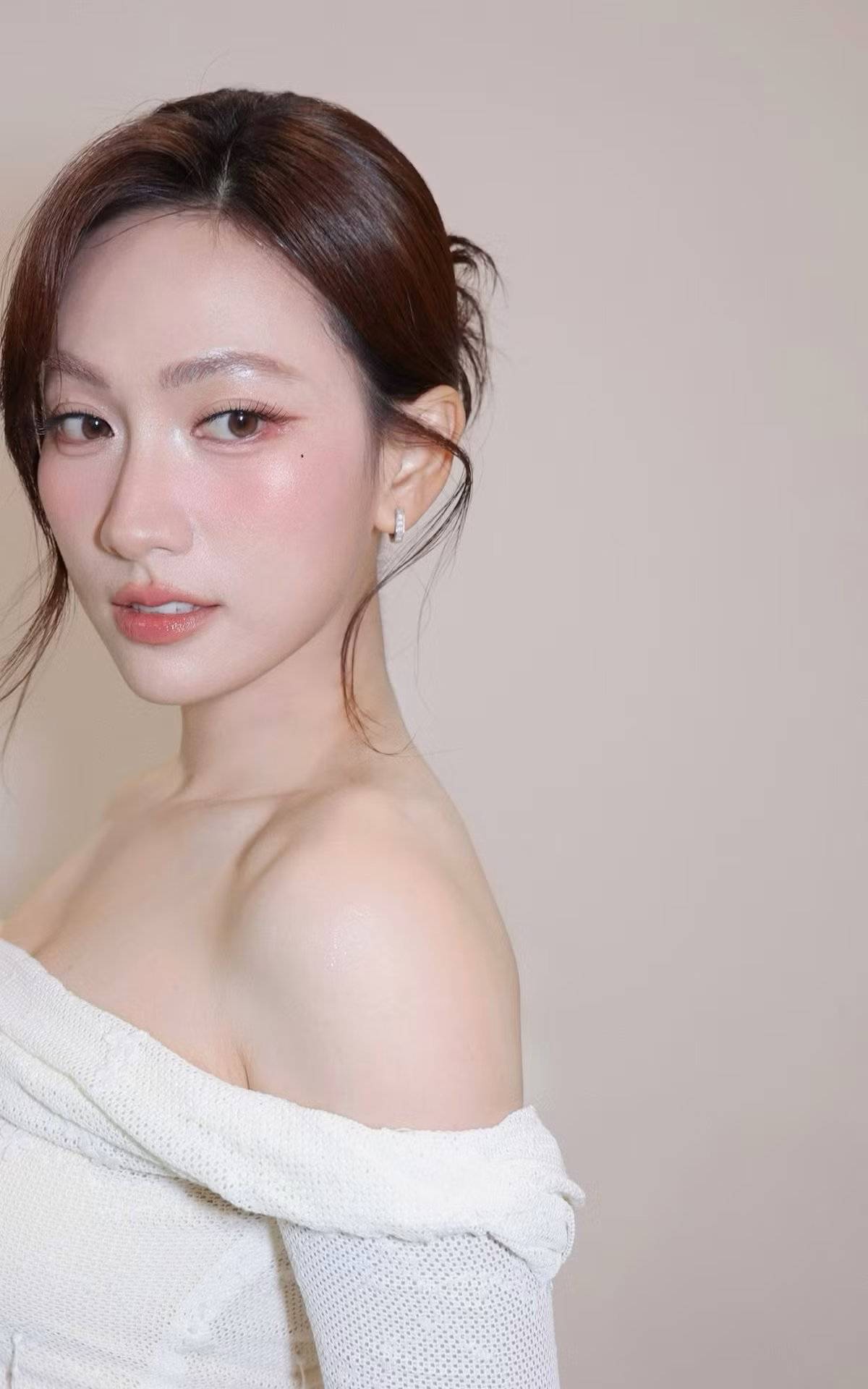 Sống mũi cao cùng các đường nét mềm mại tạo nên góc nghiêng hoàn hảo, đậm chất điện ảnh của nữ diễn viên.