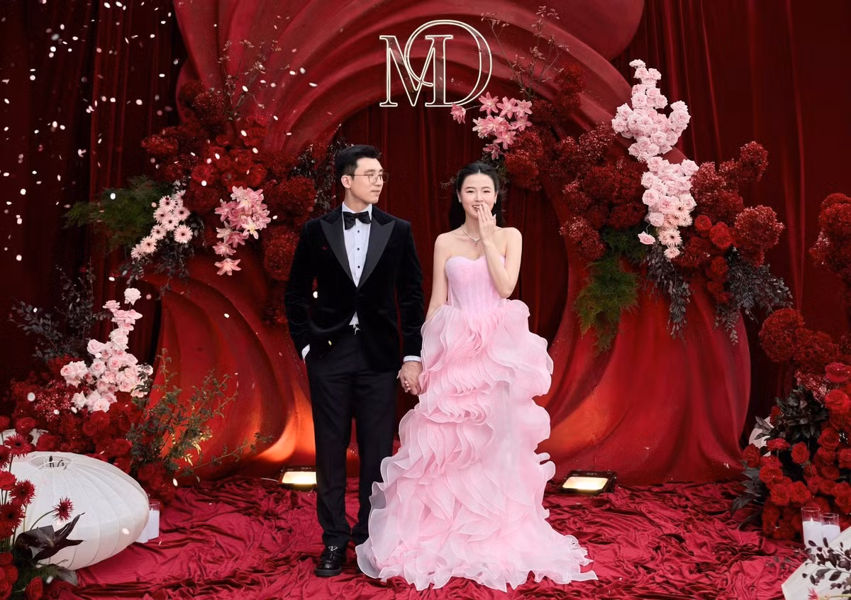 Theo Thời trang vàng, tại một sự kiện ở TP HCM vào tháng 6/2026, Minh Đạt được hỏi anh yêu Midu vì nhan sắc hay điều gì. Nam doanh nhân đáp: “Nhan sắc chỉ là phụ thôi”. Khi MC hỏi yếu tố quan trọng nhất, anh dành vài giây suy nghĩ rồi nói “Thông minh và thương chồng”.