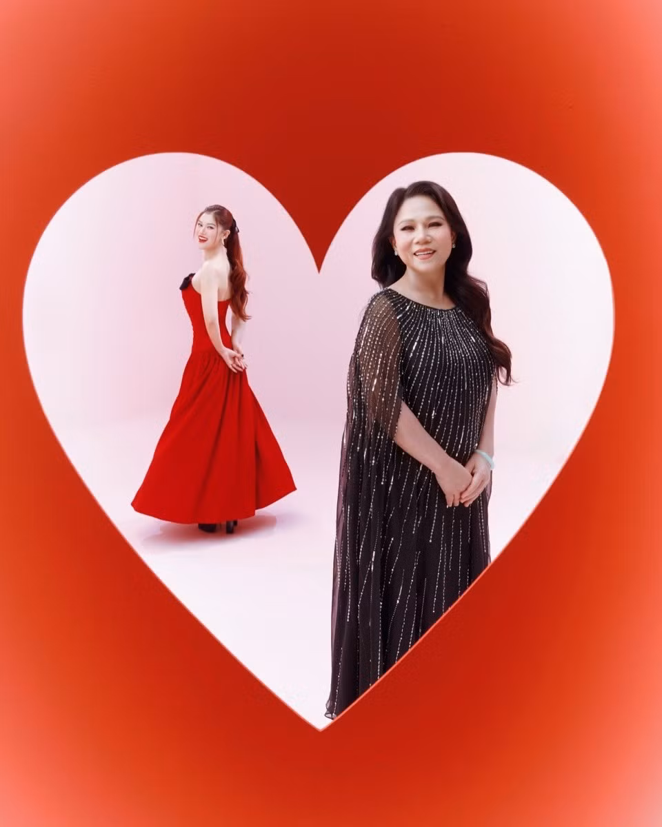 Ngọc Thanh Tâm dành lời yêu thương cho mẹ: "Happy birthday mẹ. Năm 2025 của con rực rỡ nhưng tuyệt vời nhất là mỗi khoảnh khắc đáng nhớ trong sự nghiệp của con đều có bóng dáng của mẹ lặng lẽ ngồi phía dưới hoặc đứng nhìn từ xa bất kể nắng mưa hay sáng tối. Mẹ xứng đáng với tất cả những điều đẹp đẽ nhất trên cuộc đời này. I love you very much". Ảnh: FB Ngọc Thanh Tâm.