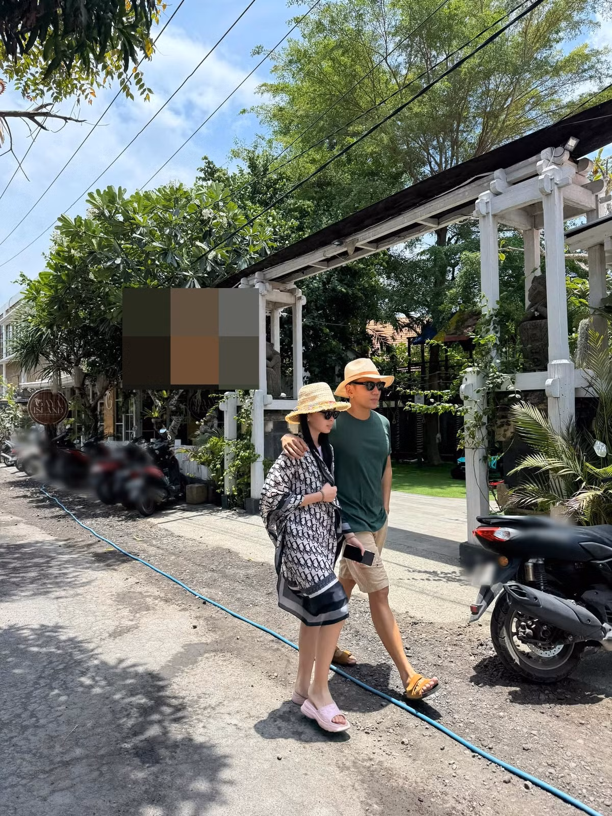 Trên trang cá nhân, nam diễn viên đăng tải không ít clip hài hước bên bé Mia. Ảnh: FB Lý Bình.