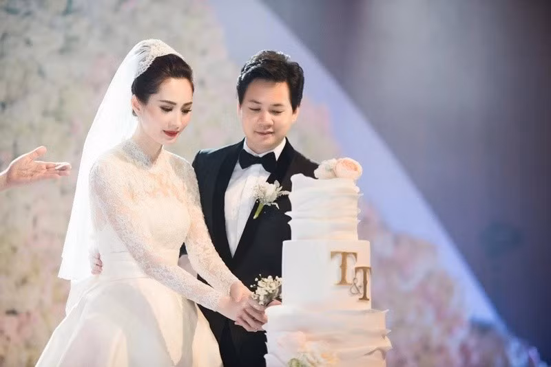 Theo Znews, phần thân váy cưới của Thu Thảo dùng chất liệu ren cao cấp đính đá Swarovski. Tùng váy xếp ly nhẹ ở eo và phồng to dần ở phần đuôi đem lại sự thanh lịch, sang trọng bật lên vẻ đẹp mỏng manh nhưng ngọt ngào, thuần khiết. Ảnh: Znews.