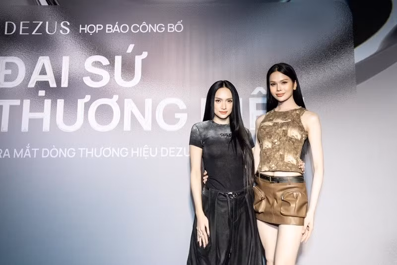 Hà Tâm Như sang Thái Lan trực tiếp cổ vũ Hương Giang thi Miss Universe 2025. Trước chung kết, Tâm Như viết tâm thư gửi đàn chị. Ảnh: FB Hà Tâm Như.