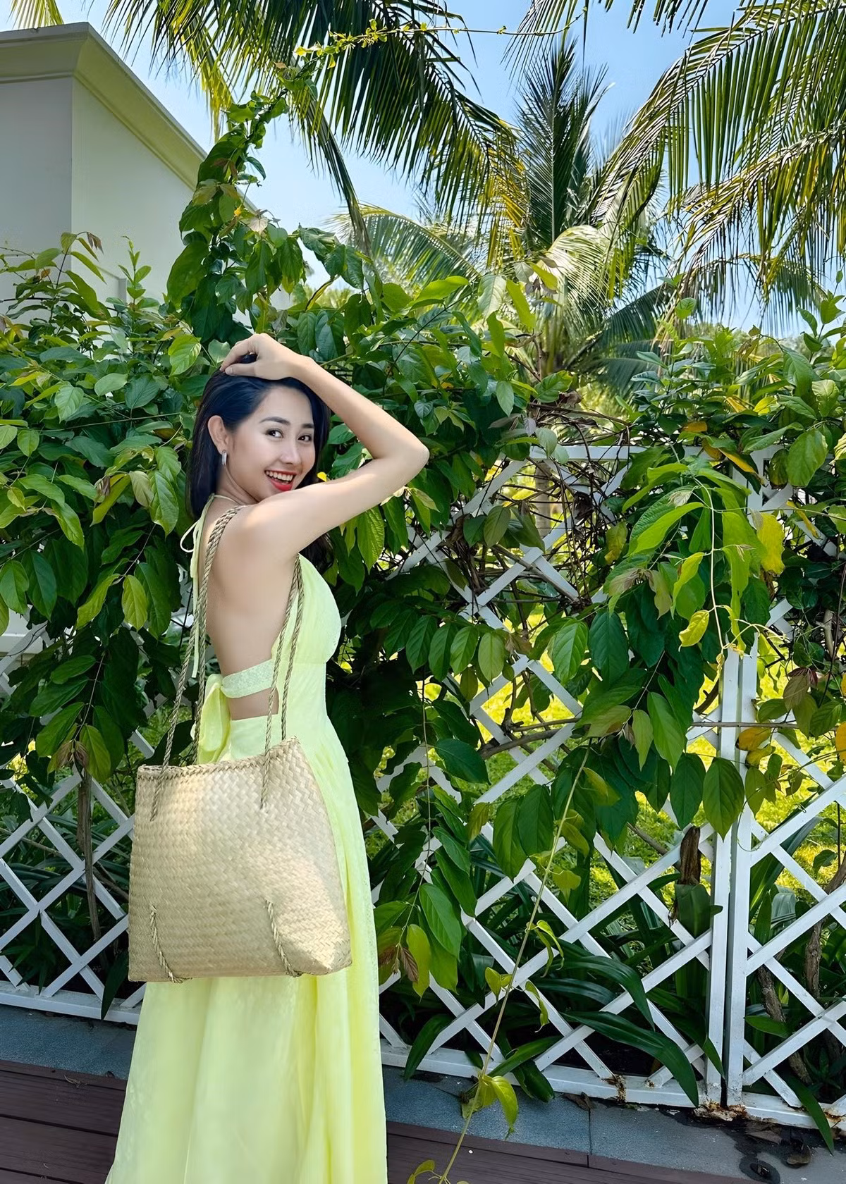Tường Vi “mê hoặc” người đối diện với phong cách thời trang khoe lưng trần. Ảnh: FB Tường Vi.