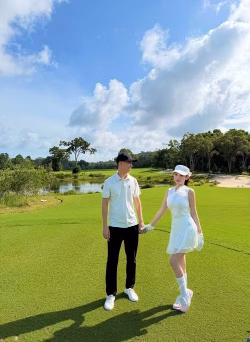Mới đây, Huyền Baby đăng tải khoảnh khắc cùng chồng doanh nhân Quang Huy tận hưởng thời gian thư giãn trên sân golf. Sau hơn 10 năm kết hôn, cặp đôi vẫn duy trì những sở thích chung và thường xuyên đồng hành trong các chuyến nghỉ dưỡng.