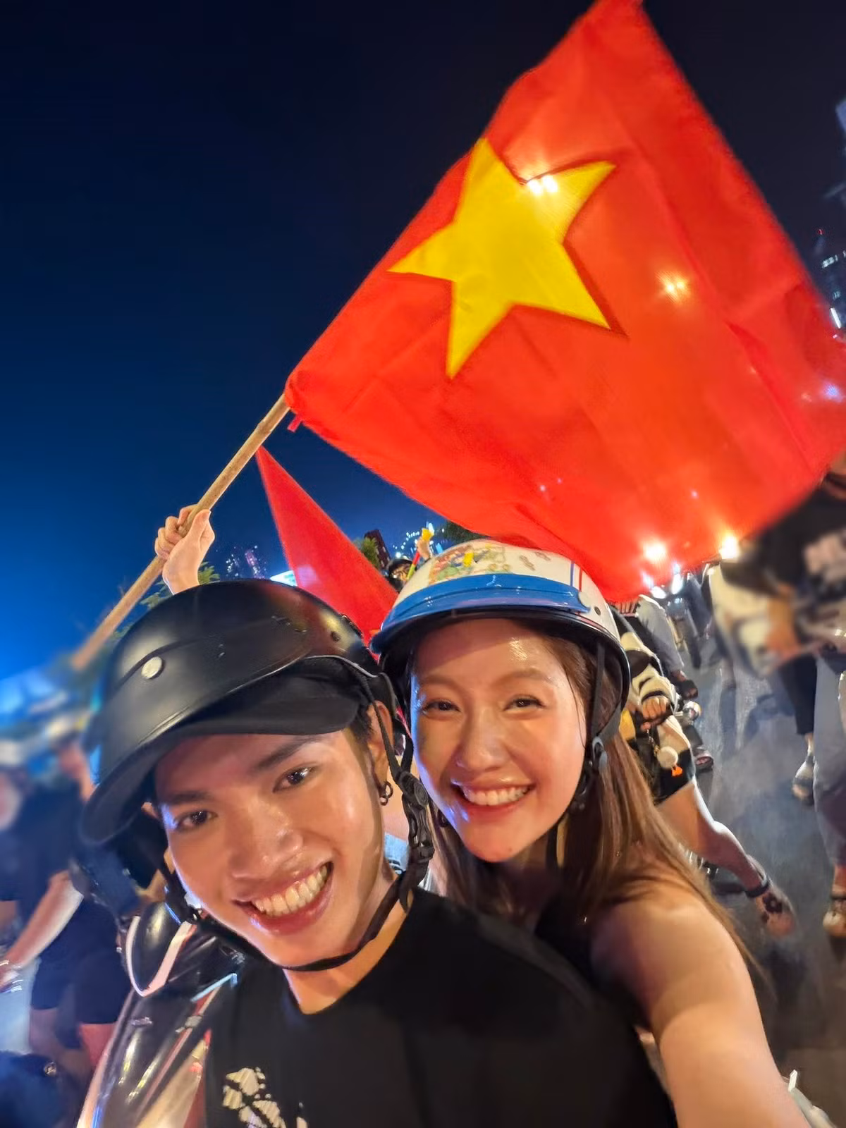 U22 Việt Nam giành chiến thắng 3-2 trước U22 Thái Lan trong trận chung kết SEA Games 33. Thành tích của đội tuyển Việt Nam khiến người hâm mộ và sao Việt vui mừng. Diễn viên Uyển Ân (phải) đăng ảnh cùng rapper Pháp Kiều xuống phố chúc mừng U22 Việt Nam. Ảnh: FB Uyển Ân.